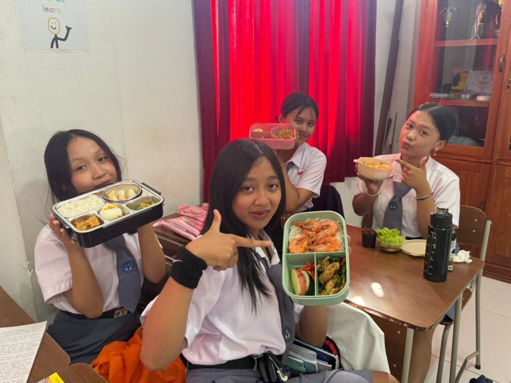 Siswa SMA Negeri 11 Denpasar Membawa Bekal Sehat