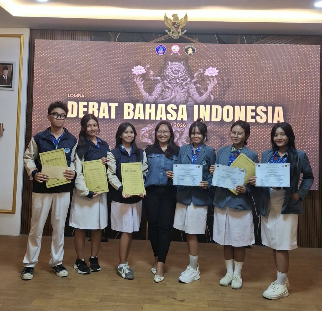 Tim Debat SMAN 11 Denpasar Raih Juara Harapan 1 dalam Lomba Debat Bahasa Indonesia Universitas Pendidikan Ganesha